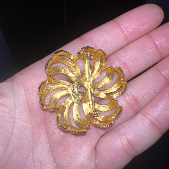 Vintage Gold Tone Swirled Pinwheel Brooch - Picture 4 of 7